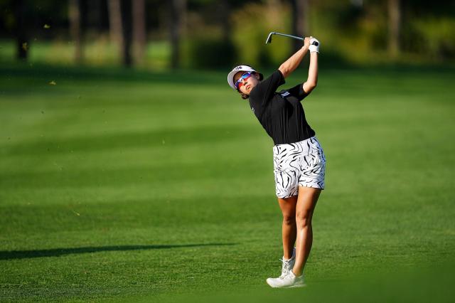 신지은이 17일 경기 파주시 서원밸리 컨트리클럽 서원힐스 코스파72에서 열린 2024 LPGA 투어 BMW 레이디스 챔피언십총상금 220만 달러 1라운드 9번 홀에서 스윙하고 있다 사진BMW 레이디스 챔피언십 조직위원회