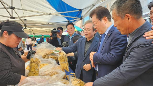 이재명 더불어민주당 대표가 17일 오전 강원도 평창에 있는 봉평재래시장을 찾아 상인들과 대화하고 있다 사진김지윤 기자