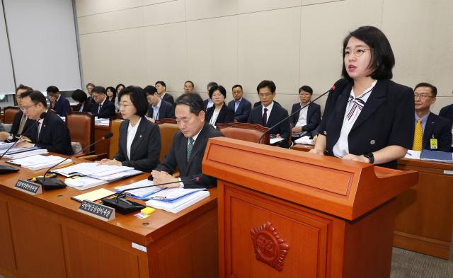 7월 16일 오전 열린 국회 보건복지위원회 전체회의에서 용혜인 기본소득당 의원이 아동수당 관련 법안을 설명하고 있다 사진연합뉴스