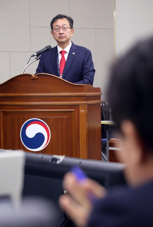 정승윤 국민권익위원회 부위원장이 지난 8일 정부세종청사에서 열린 국회 정무위원회 국정감사에서 질의에 답하고 있다 사진연합뉴스