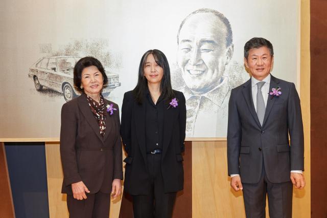 17일 오후 서울 강남구 삼성동 아이파크타워 포니정홀에서 열린 제18회 포니정 혁신상 시상식에서 정몽규 포니정재단 이사장오른쪽과 올해 수상자인 작가 한강가운데 고 정세영 HDC그룹 명예회장 부인 박영자 여사가 기념촬영을 하고 있다 20241017 사진포니정재단