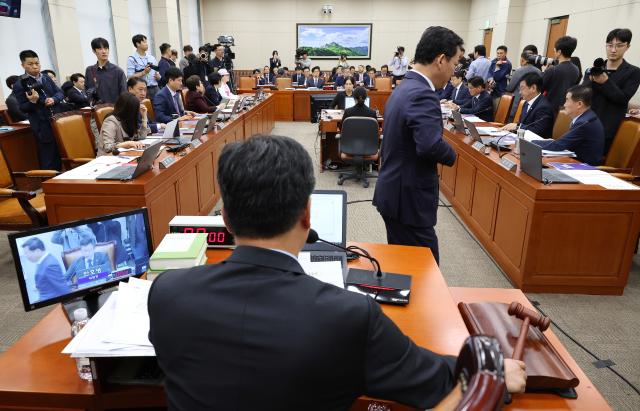 지난 10일 국회 환경노동위원회에서 고용노동부 등에 대한 국정감사가 진행되고 있다 사진연합뉴스