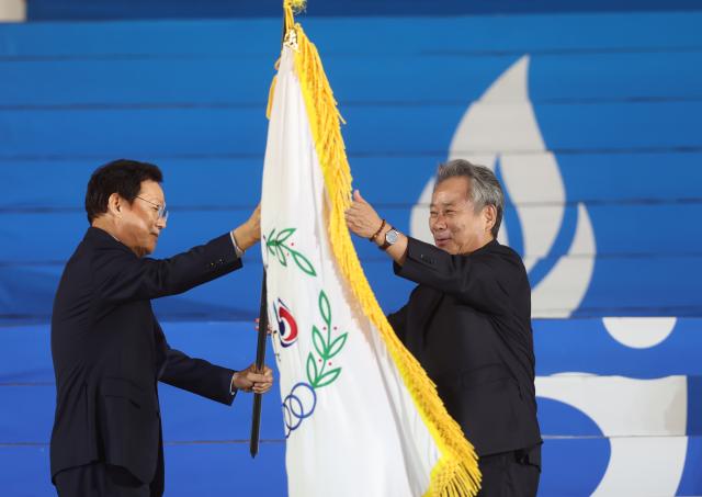 17일 경남 김해종합운동장에서 열린 ‘제105회 전국체육대회 폐회식’에서 박완수 경남도지사왼쪽가 이기흥 대한체육회장에게 대회기를 전달하고 있다 사진연합뉴스