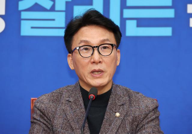 김민석 더불어민주당 최고위원이 지난 13일 오전 국회에서 열린 기자간담회에서 발언하고 있다 사진연합뉴스