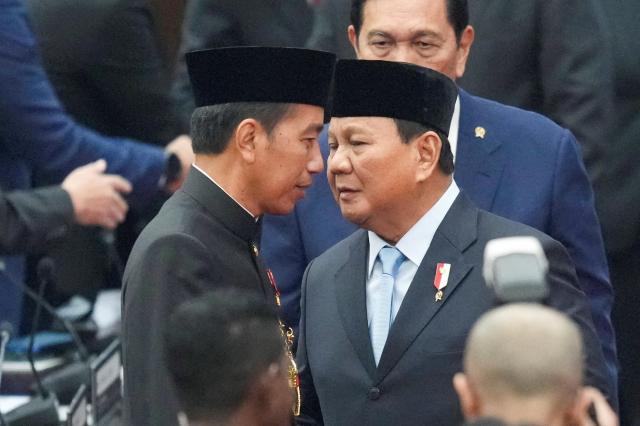 Indonesian President Joko Widodo L with Prabowo Subianto REUTERS-Yonhap