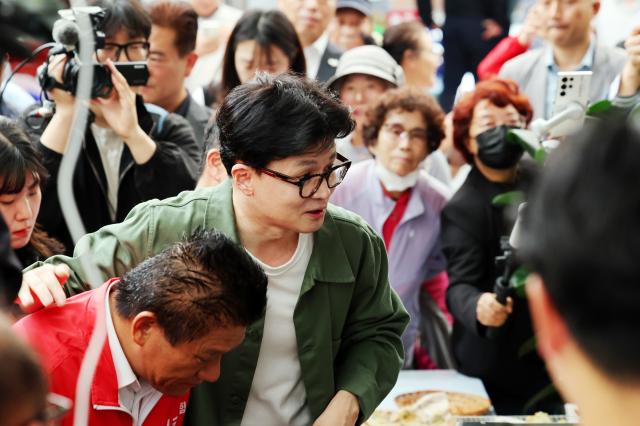 한동훈 국민의힘 대표가 18일 오전 전남 곡성기차마을전통시장에서 상인들과 만나 10·16 재보궐선거 곡성군수 재선거 최봉의 후보의 낙선 인사를 하고 있다 사진연합뉴스