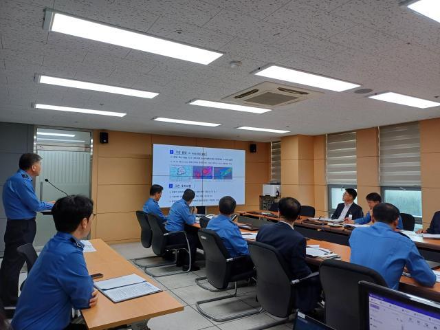 동해지방해양경찰청 관계자들이 기상악화에 대비해 안전대책 회의를 개최하고 있다사진동해해경청