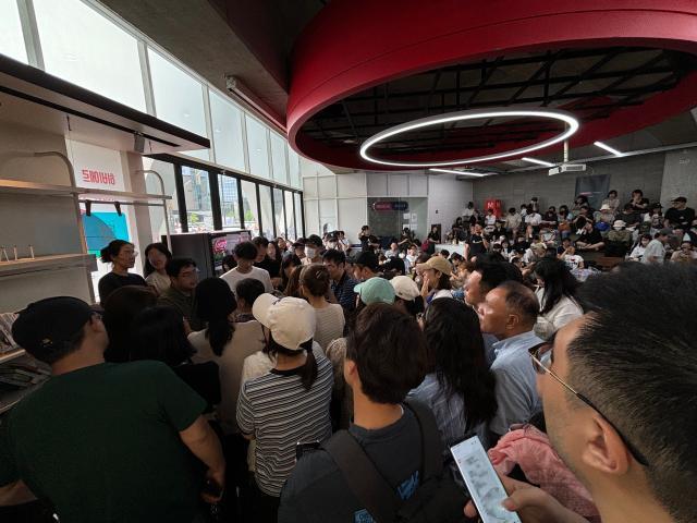 Customers demand refunds at WeMakePrices headquarters in southern Seoul on July 25 2024 AJP Han Jun-gu
