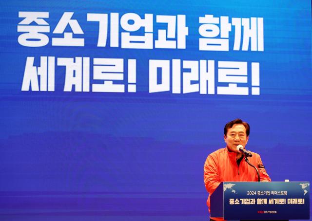 김기문 중기중앙회장이 제주에서 열린 ‘2024 중소기업 리더스포럼’에서 개회사를 하고 있다 사진중기중앙회