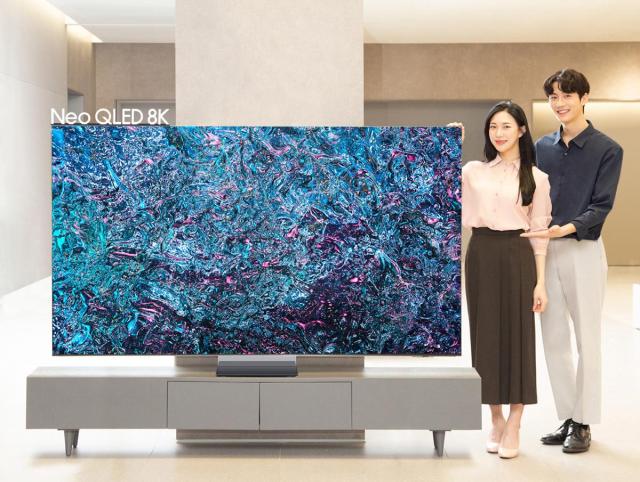 삼성전자 모델이 삼성스토어 대치점에서 2024형 Neo QLED 8K 85형 제품을 소개하고 있다 사진삼성전자