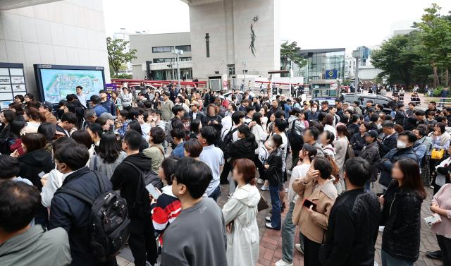  6일 오후 서울 마포구 홍익대학교에서 2025학년도 수시모집 논술전형 논술고사를 마친 수험생들이 고사장을 나서고 있다 2024106 사진연합뉴스
    