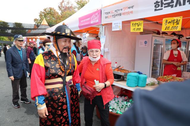 사또분장을 한 박강수 마포구청장이 새우젓 축제 현장을 둘러보고 있다 사진마포구