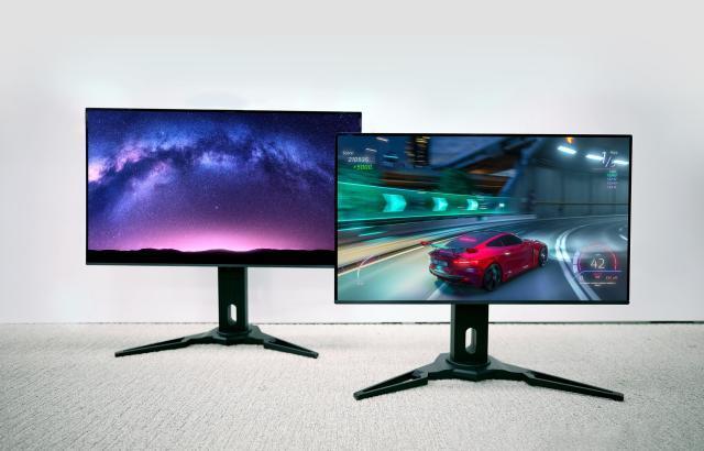 왼쪽부터 삼성디스플레이의 2024년형 모니터용 QD-OLED UHD 315형과 360㎐ QHD 27형 사진삼성디스플레이