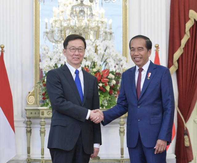 Chinese Vice President Han Zheng shakes hands with Indonesian President Joko Widodo in Jakarta Indonesia on Oct 19 2024 Xinhua-Yonhap