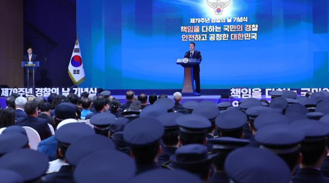 윤석열 대통령이 21일 서울 서대문구 경찰청 참수리홀에서 열린 79주년 경찰의 날 기념식에서 기념사를 하고 있다 사진연합뉴스