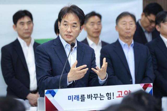 이동환 고양특례시장가운데이 21일 시청에서 고양시의회에 상생 협약 이행을 촉구하는 긴급 기자회견을 하고 있다사진고양특례시