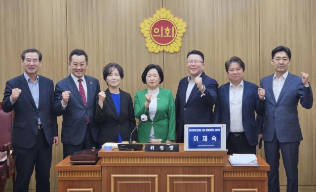 대구시의회 대구경북신공항 건설 특별위원회는 대구시 관계 부서의 업무보고 청취와 특위 활동 계획안 채택을 시작으로 본격적인 활동에 돌입했다 사진대구시의회