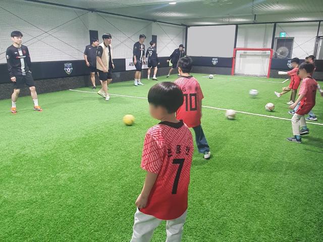 한국타이어 임직원들이 서울시 관악구 소재 실내 축구장에서 동명아동복지센터 아동 대상 임직원 축구 재능기부 봉사활동을 진행하고 있다 사진한국타이어