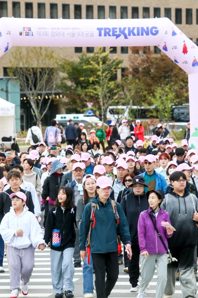 Participants begin the Walking Festival for Blue House and Five Royal Palaces in Seoul on Oct 19 2024 AJP Kim Dong-woo