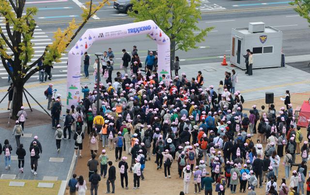 Participants begin the Walking Festival for Blue House and Five Royal Palaces in Seoul on Oct 19 2024 AJP Yoo Dae-gil