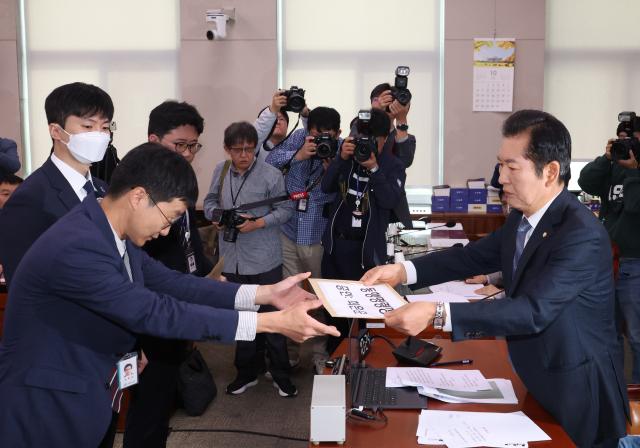 정청래 법사위원장오른쪽이 21일 서울 여의도 국회에서 열린 법제사법위원회의 대검찰청 대상 국정감사에서 김건희 여사 동행명령장을 발부 경위들에게 전달하고 있다 사진연합뉴스