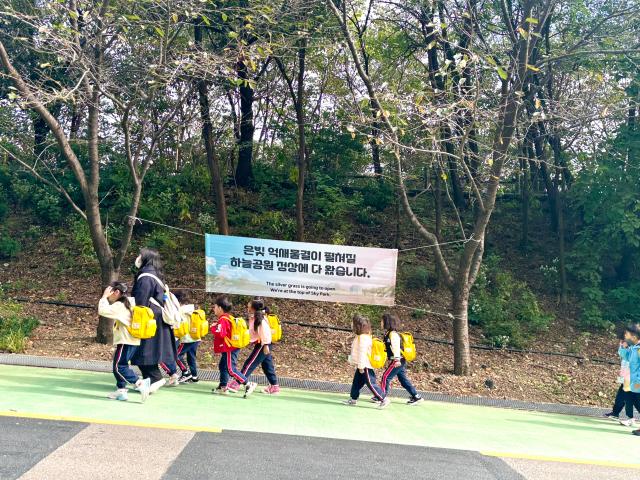 Children head towards the Seoul silvergrass festival in Seoul Oct 21 2024 AJP Han Jun-gu