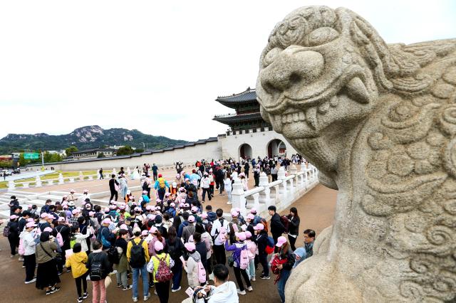 Participants set off at the Walking Festival for the Blue House and Five Royal Palaces in Seoul on Oct 19 2024 AJP Kim Dong-woo