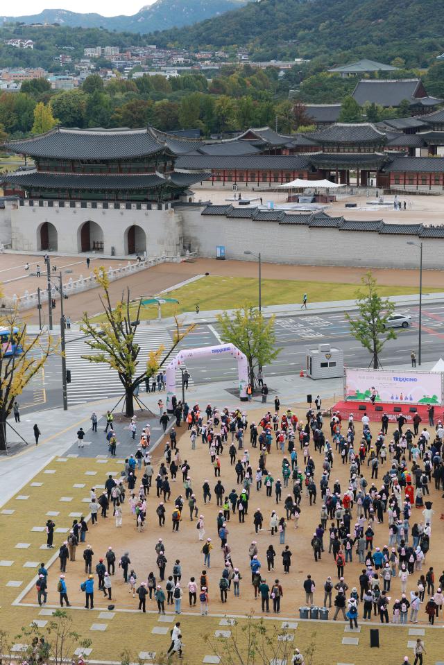 Participants set off at the Walking Festival for the Blue House and Five Royal Palaces in Seoul on Oct 19 2024 AJP Yoo Dae-gil