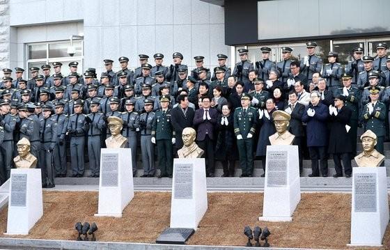 2018년 3월 1일 서울 육군사관학교에서 열린 독립전쟁 영웅 5인 흉상 제막식 모습 왼쪽부터 홍범도 김좌진 지청천 이범석 장군과 신흥무관학교를 설립한 이회영 선생 사진연합뉴스