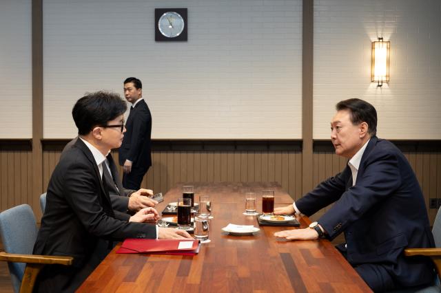 윤석열 대통령과 한동훈 국민의힘 대표가 21일 오후 서울 용산 대통령실 파인그라스에서 면담하고 있다 사진대통령실 