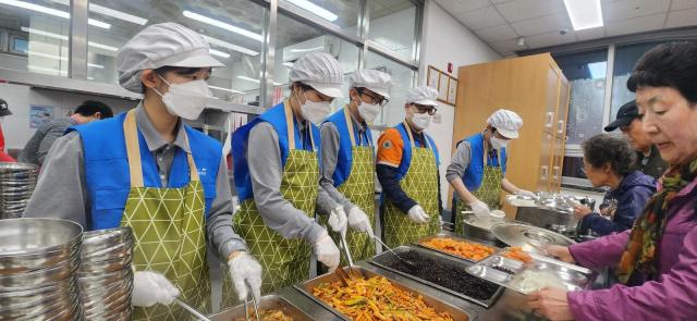 삼척블루파워 관계자들이 삼척시노인복지관 경로식당에서 지역 어르신들을 위한 배식 봉사 활동을 진행하고 있다사진삼척블루파워