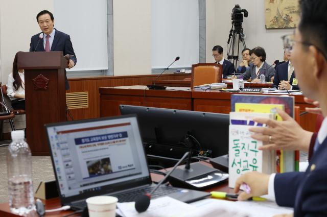 임태희 경기도교육감이 22일 국회에서 열린 교육위원회 국정감사에 출석 의원 질의에 답하고 있다 20241022 사진연합뉴스
    