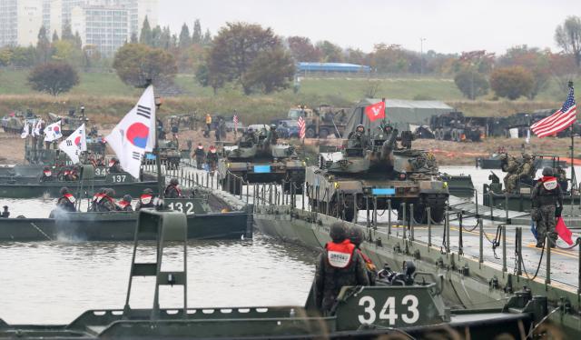 22일 오후 경기도 여주시 연양동 도하훈련장에서 열린 한미연합 제병협동 도하훈련에서 제7공병여단과 미2사단한미연합사단 장병들이 도하 훈련을 실시하고 있다사진연합뉴스
   