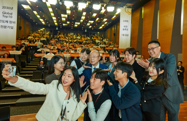 김승연 한화그룹 회장이 한화 판교 RD센터를 방문해 한화정밀기계 직원들과 기념사진을 찍고 있다 사진한화그룹