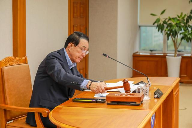 노동진 수협중앙회장이 22일 송파구 수협중앙회 본사에서 전국 회원조합 부실채권 정리를 위한 자회사 설립 출자 안건을 의결 후 의사봉을 두드리고 있다 사진수협중앙회