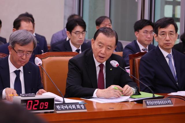 홍문표 한국농수산식품유통공사aT 사장이 22일 오전 국회에서 열린 농림축산식품해양수산위원회의 한국농어촌공사 한국농수산식품유통공사 등에 대한 국정감사에서 위원 질의에 답하고 있다