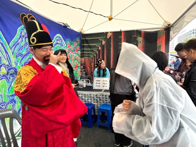 Visitors learn sign language at the 19th Seoul Sign Language Cultural Festival at Gwanghwamun Plaza Seoul Oct 22 AJP Han Jun-gu