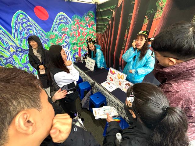 Visitors learn sign language at the 19th Seoul Sign Language Cultural Festival at Gwanghwamun Plaza Seoul Oct 22 AJP Han Jun-gu