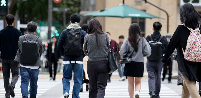 전국적으로 쌀쌀한 날씨를 보이는 지난 21일 오전 서울 광화문광장에서 시민들이 외투를 입은 채 걸어가고 있다 사진연합뉴스