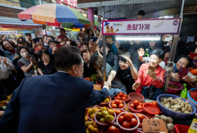 초량시장 찾은 尹 대통령 더 열심히 일하겠다