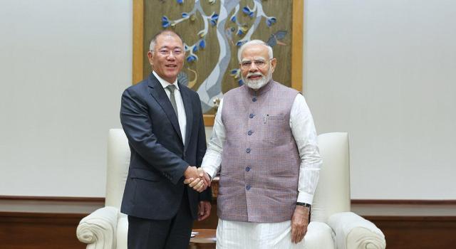 Hyundai Motor Group Chairman Chung Eui-sun left shakes hands with Indian Prime Minister Narendra Modi at the Prime Minister’s residence in Delhi India on Oct 21 2024 Courtesy of Hyundai Motor