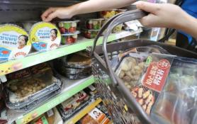 Không phải khách hàng trẻ tuổi?…Người tiêu dùng ở độ tuổi 50 và 60 đang thúc đẩy doanh số bán hàng tại các cửa hàng tiện lợi ở Hàn Quốc