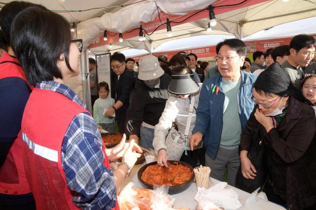 강기정 광주시장사진 오른쪽에서 두번째이 지난 18일 김치축제장을 찾았다 사진광주시