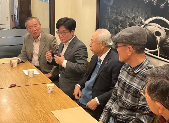 김병수 시장이 21일 향교관계자들과 오찬을 겸한 간담회를 진행하고 있다 사진김포시