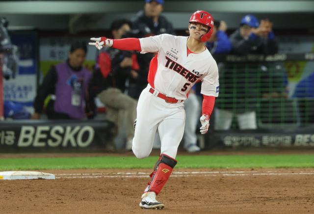 23일 광주 기아챔피언스필드에서 열린 2024 신한 SOL뱅크 KBO 포스트시즌 한국시리즈 2차전 삼성 라이온즈와 KIA 타이거즈의 경기 2회말 2사 상황에서 KIA 김도영이 솔로홈런을 친 뒤 환호하고 있다 사진연합뉴스