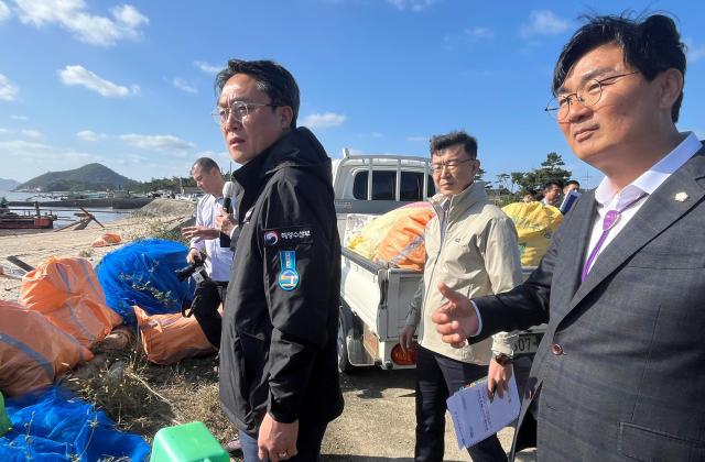 강도형 장관은 이날 신안 압해읍 송공해변과 분재공원 선착장을 방문해 해양쓰레기 수거 현장과 선상집하장을 점검하고 바다환경지킴이 등 관계자를 격려했으며 전남도 건의사항을 청취했다사진전남도