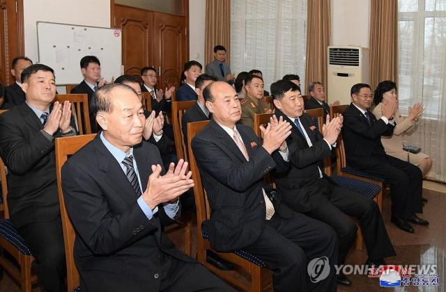 김일성 주석의 베트남 공식방문 65주년을 기념해 지난해 11월 북한 주재 베트남대사관에서 양국 관계 발전에 있어 김일성 김정일 김정은 3대의 업적을 조명하는 사진전시회가 열렸다고 조선중앙통신이 보도했다 개막식에는 박상길 외무성 부상 레바빙 주북 베트남대사 등이 참석해 연설했고 뒤이어 연회가 열렸다 사진연합뉴스