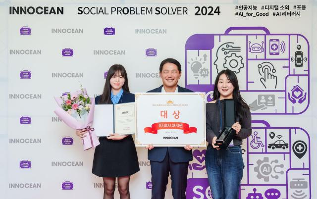 이노션은 대표적인 사회공헌활동인 ‘SOSSocial Problem Solver 프로그램’에 관한 시상식을 개최했다 사진은 이용우 이노션 대표이사가운데와 SOS 프로그램 대상 수상팀

 