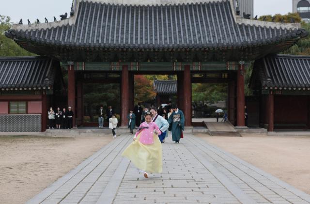  22일 오전 서울 종로구 창덕궁에서 열린 국가유산 방문 캠페인 행사에서 화순옹주 가례등록을 토대로 한 상황극이 펼쳐지고 있다 사진연합뉴스