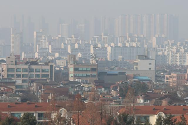 1일 경기도 고양시 일산 일대에서 1기 신도시 건축물이 킨텍스 인근에 최근 들어선 건축물상단부과 높이 차이가 나는 모습 202421 사진연합뉴스